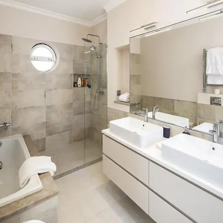Villa Sleeps 6 With Pool Air Con And Wifi